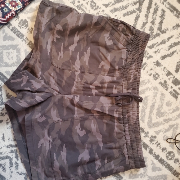 ATHLETA CAMO FARALLON SHORT SZ 20. DRAWSTRINGS WAIST ELASTIC WAIST. - Picture 3 of 8